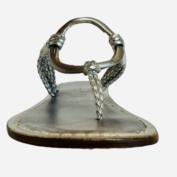 Bernardo Leather Thong Sandals Medieval Silver Metallic O-Ring Size 7 M Medium - Picture 2 of 15